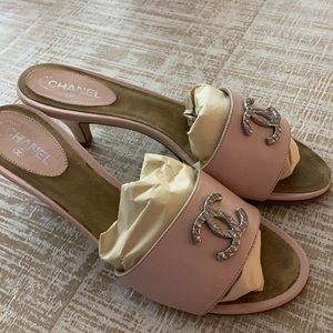 Chanel Very Good condition